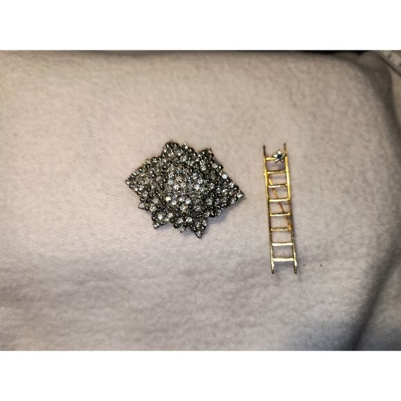 Brooch 2 pieces Snowflake, Rising Star Ladder - Picture 1 of 3